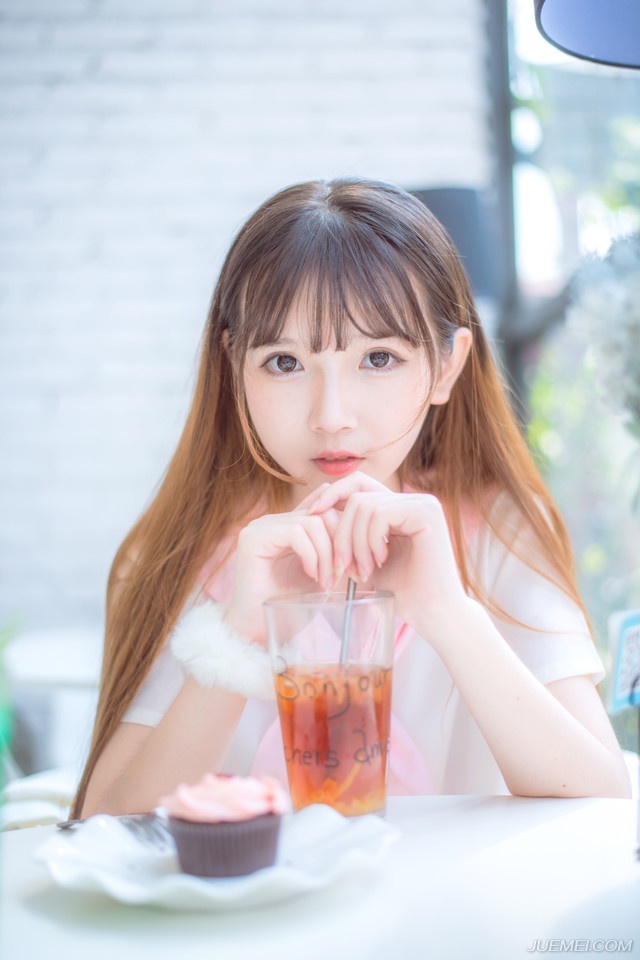 “还未鸣金，怎能后撤！给我杀光这帮胡人！”关羽怒哼一声，手中的大刀划过一道奇异的弧光，两颗人头冲天而起，脚下的地面已经看不清楚本来的颜色。